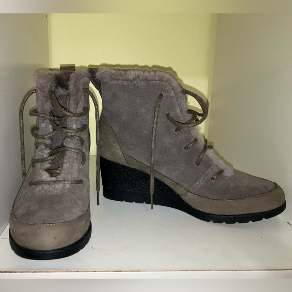 UGG Bridgit ankle boots sz 7 suede bootie fur lined wedge heel UGGS waterproof